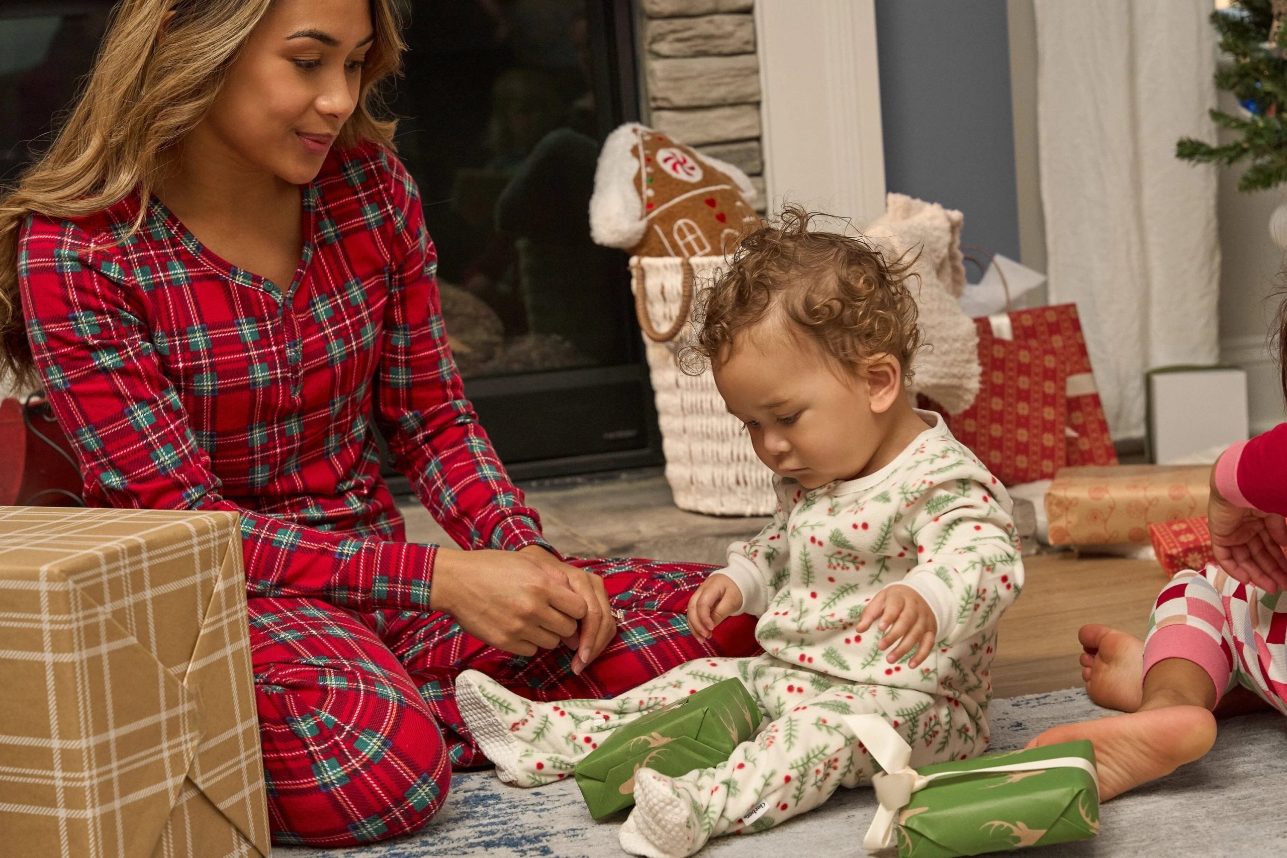2-Piece Women's Stewart Plaid Hacci Pajama Set - Image 2